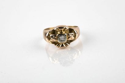 Bague en or jaune au décor de nœud retenant...