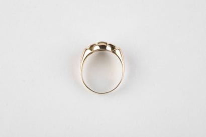 Bague en or jaune au décor de nœud retenant...
