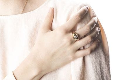Bague en or jaune au décor de nœud retenant...