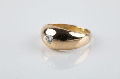 Bague jonc en or jaune retenant en son centre...