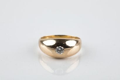 Bague jonc en or jaune retenant en son centre...