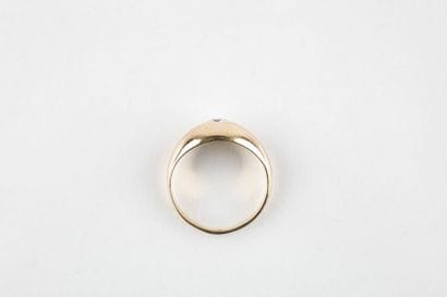 Bague jonc en or jaune retenant en son centre...