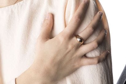 Bague jonc en or jaune retenant en son centre...