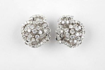 Paire de boucles d'oreilles en or gris et...