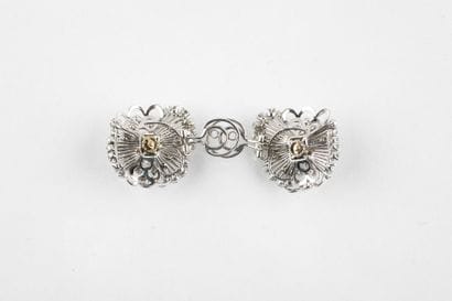 Paire de boucles d'oreilles en or gris et...