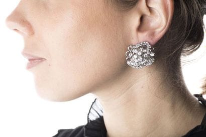 Paire de boucles d'oreilles en or gris et...