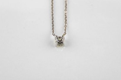 White gold pendant holding a 1 carat brilliant...
