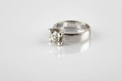 White gold ring retaining a brilliant cut...