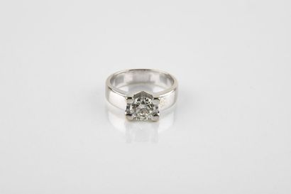 White gold ring retaining a brilliant cut...