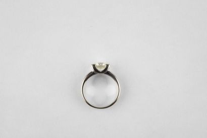White gold ring retaining a brilliant cut...
