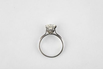 Solitaire platinum ring decorated with an...