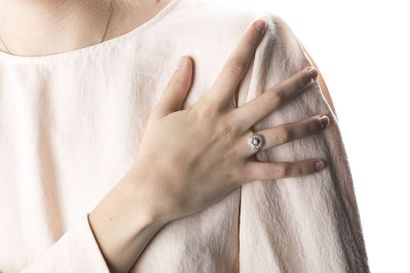 Daisy ring in yellow and white gold, adorned...