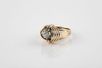 Yellow and platinum gold ring, adorned in...