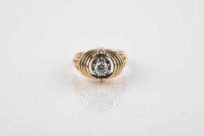 Yellow and platinum gold ring, adorned in...