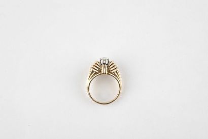 Yellow and platinum gold ring, adorned in...