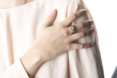 Yellow and platinum gold ring, adorned in...