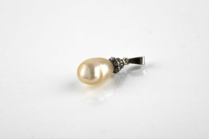 White gold pendant adorned with a baroque...