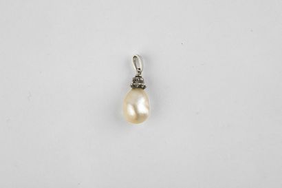 White gold pendant adorned with a baroque...