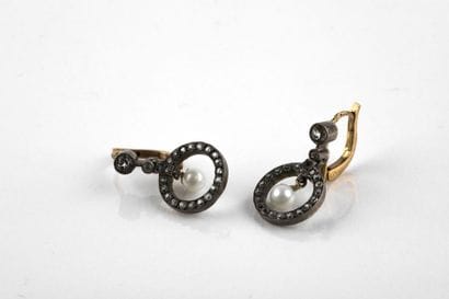 Pair of sleeping earrings, yellow and silver...