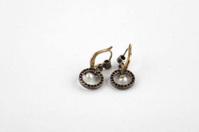 Pair of sleeping earrings, yellow and silver...