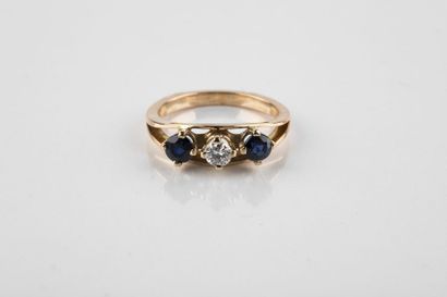 Yellow gold ring, double body retaining in...