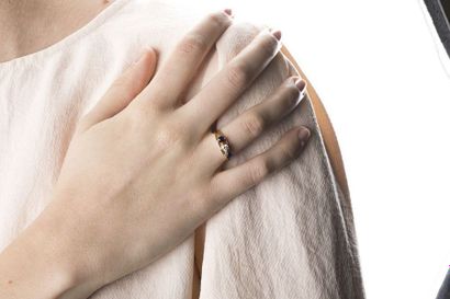 Yellow gold ring, double body retaining in...