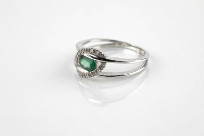 Double ring ring in white gold, holding in...