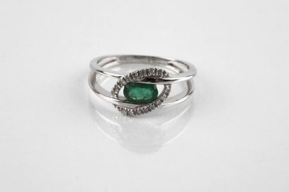 Double ring ring in white gold, holding in...