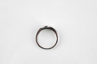 Double ring ring in white gold, holding in...