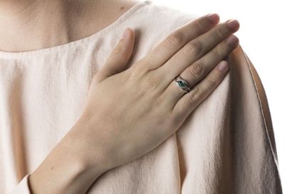 Double ring ring in white gold, holding in...