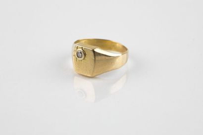 Female ring, in yellow gold, barrel shape,...