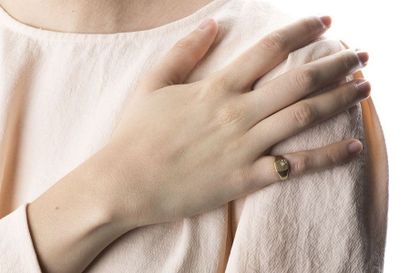 Female ring, in yellow gold, barrel shape,...