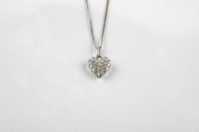 Chain in white gold with a heart shaped pendant...