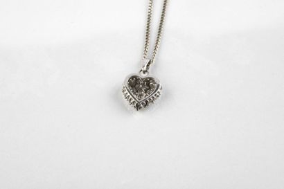 Chain in white gold with a heart shaped pendant...