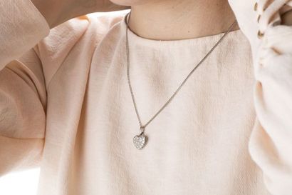 Chain in white gold with a heart shaped pendant...