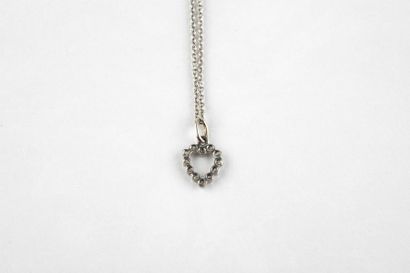 Chain in round white gold with a heart shaped...