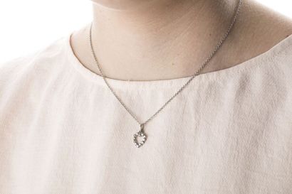 Chain in round white gold with a heart shaped...
