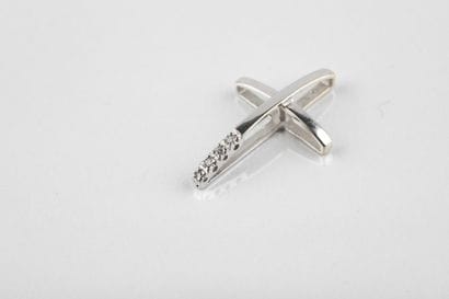 Cross pendant in white gold with four small...