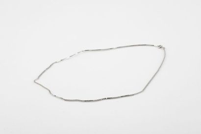 Chain in white gold with Venetian mesh. Clasp...