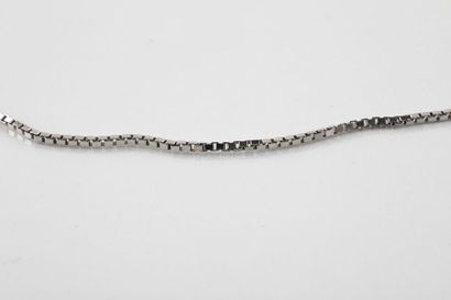 Chain in white gold with Venetian mesh. Clasp...