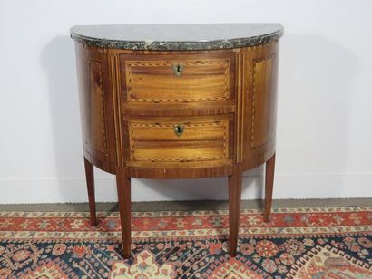 Chest of drawers in satin veneer, alternating...