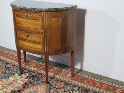 Chest of drawers in satin veneer, alternating...