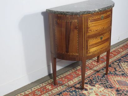 Chest of drawers in satin veneer, alternating...