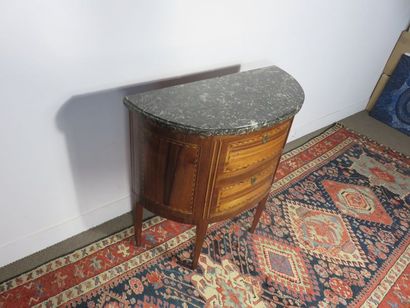 Chest of drawers in satin veneer, alternating...