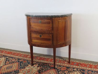 Chest of drawers in satin veneer, alternating...
