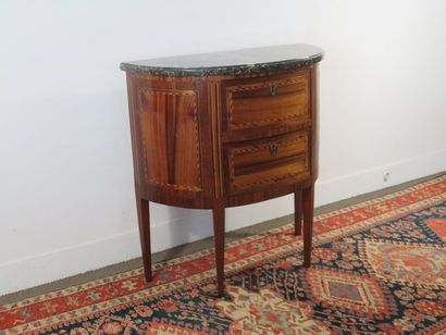 Chest of drawers in satin veneer, alternating...