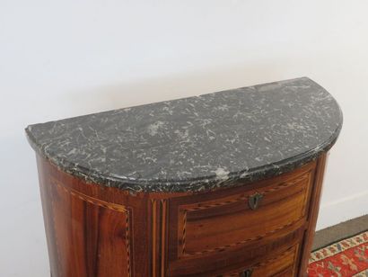 Chest of drawers in satin veneer, alternating...