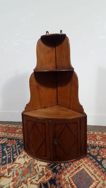 Corner shelf in walnut and amaranth fillets....