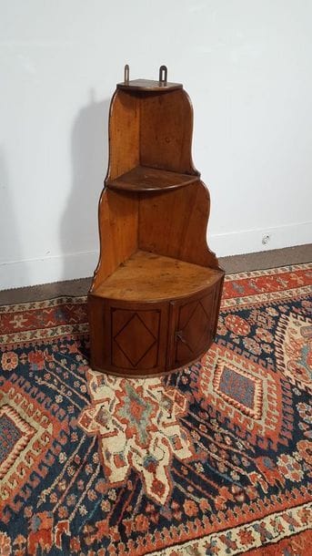 Corner shelf in walnut and amaranth fillets....