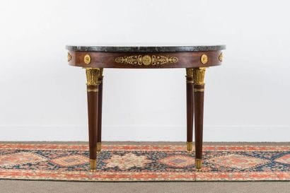 Important pedestal table in mahogany and...
